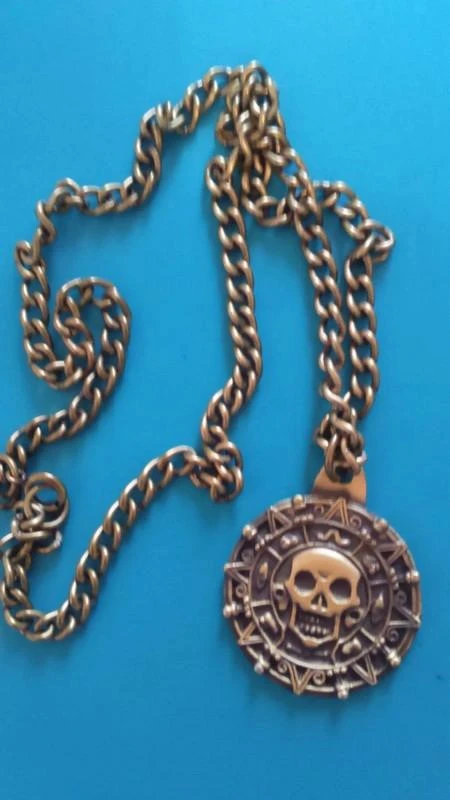 Collier pendentif disney disneyland paris emblême pirates des caraibes